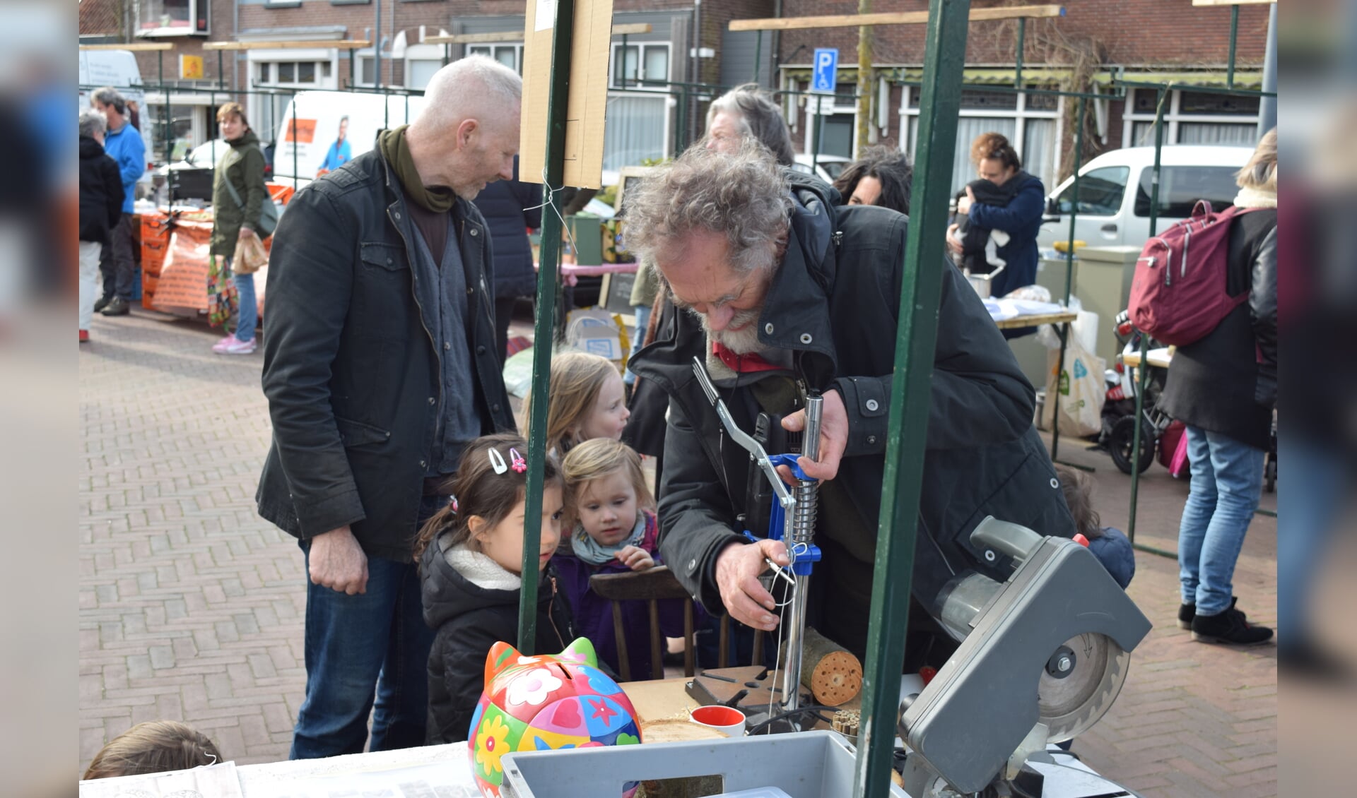 Kinderen konden een bijenhotel maken op de markt.