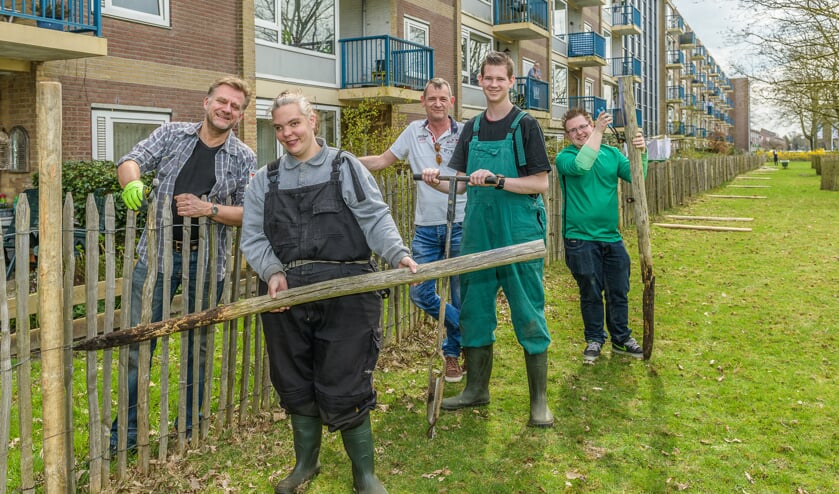 Medewerkers van Poonawalla Science Park en cliënten van Reinaerde werken gezamenlijk aan het repareren van het hek van de kinderboerderij.