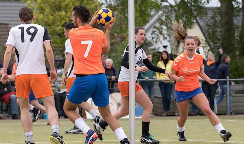 Een juichende Linda Nap scoort de 15-14.