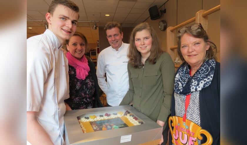 Tom en Elise zijn van de vierde generatie van Top’s Edelgebak en hebben bij juf Jacqueline in de klas gezeten. Zij boden haar een grote taart met foto aan.