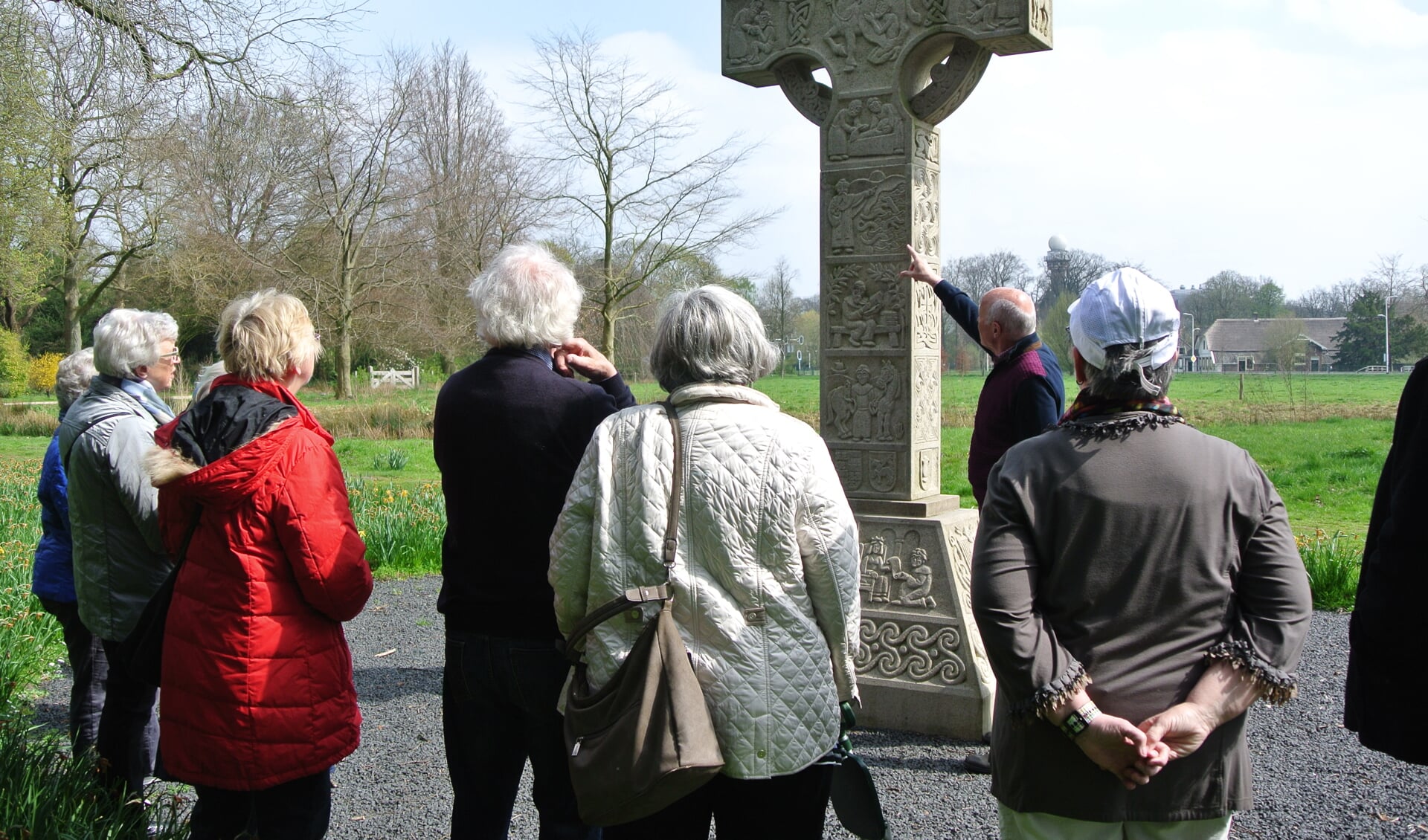 Vlakbij de ingang Kerklaan, aan het wandelpad naar de Utrechtseweg in De Bilt, staat het Bilts Hoogkruis.