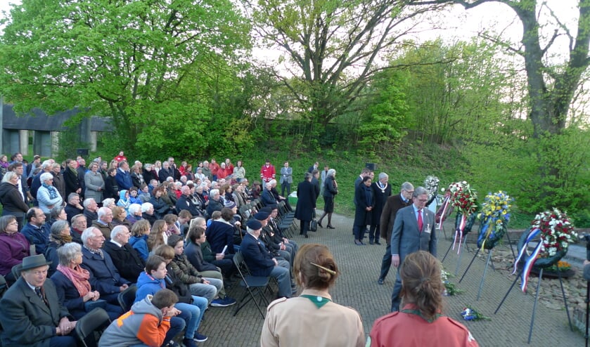 Defilé langs de kransen en het monument bij Fort De Bilt in 2017.
