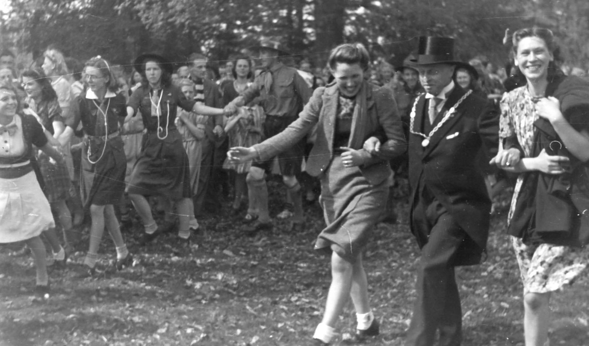 Op 8 mei 1945 was er feest voor Jagtlust. Burgemeester Van den Borch maakt een vreugdedansje met twee Biltse schonen. (foto uit boek Bernard Schut)