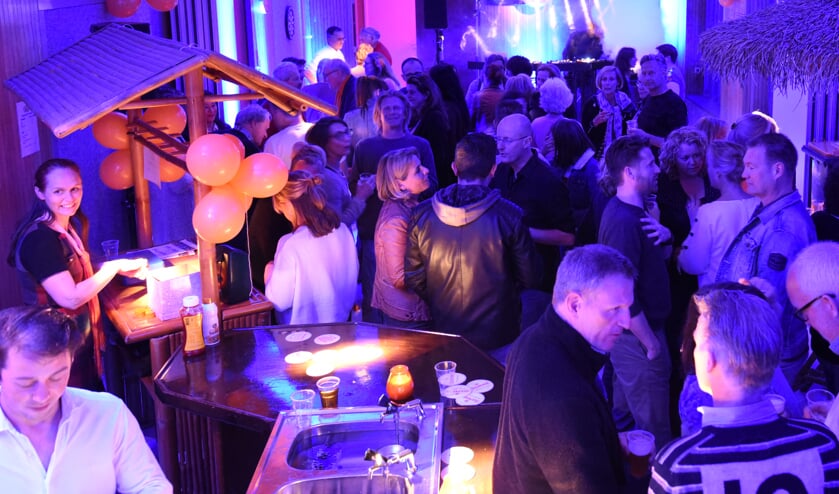 Het nogal sobere dorpshuis was omgetoverd tot een waar danspaleis. De nieuwe mobiele bar maakte echt een statement; dit samen met de swingende muziek van DJ Jeroen en een enthousiast publiek, zorgde voor een gezellige sfeer tot in de late uurtjes.