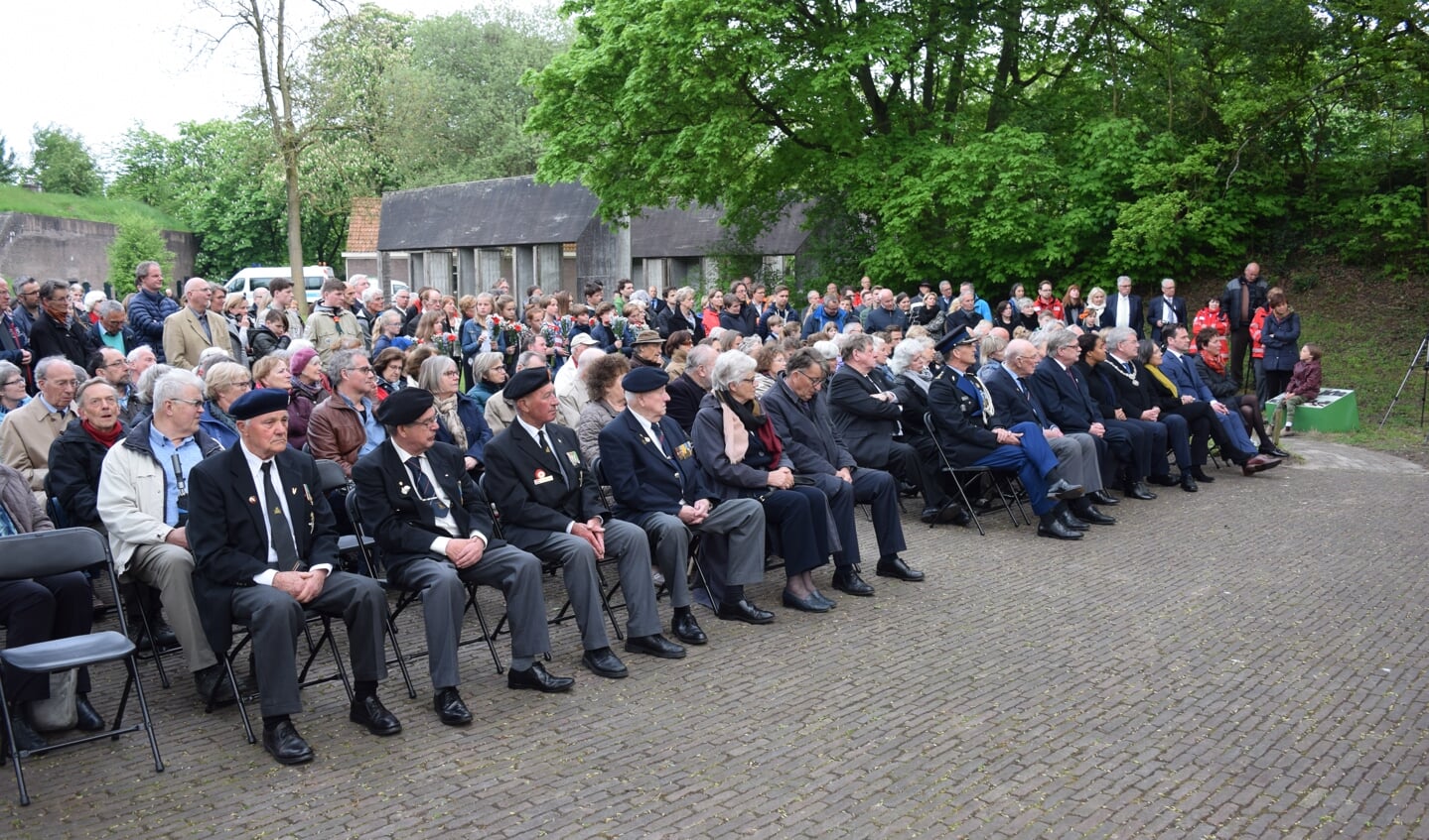 Familie van de gevallenen, burgemeesters Sjoerd Potters (De Bilt) en Jan van Zanen (Utrecht), Commissaris van de Koning Willibrord van Beek en Gerdi Verbeet (Stichting 4 en 5 mei) herdenken de oorlogsslachtoffers.
