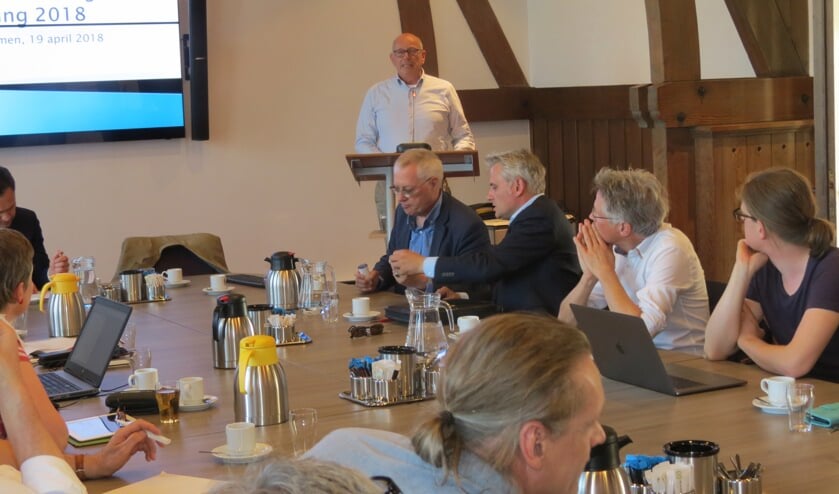 Informateur Fred van Lemmen presenteert het eindrapport.