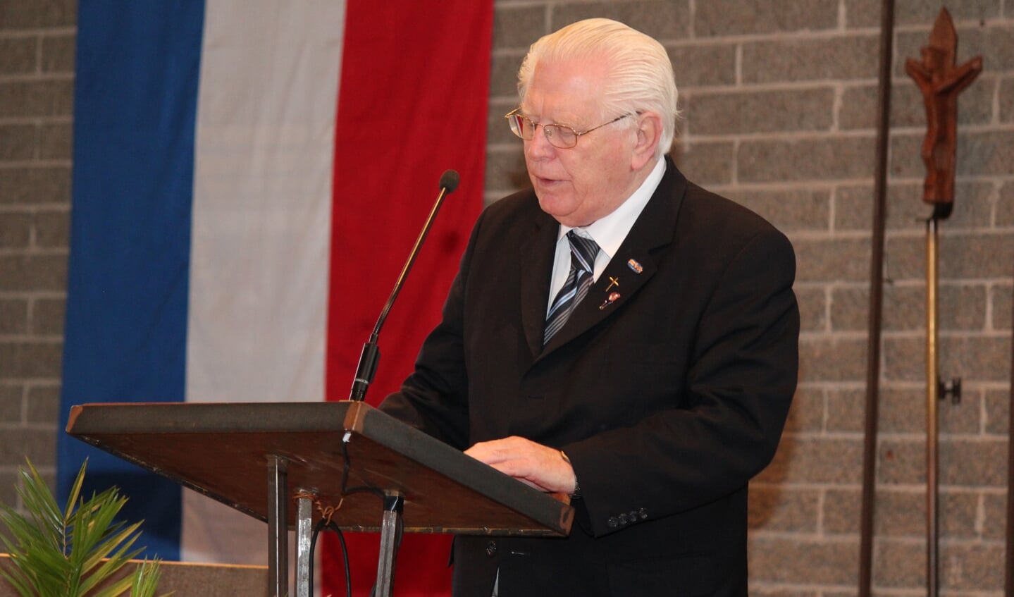Pastor Gerard de Wit bij de herdenking in 2013: ‘Vrede moet je geven met gevouwen handen’. 