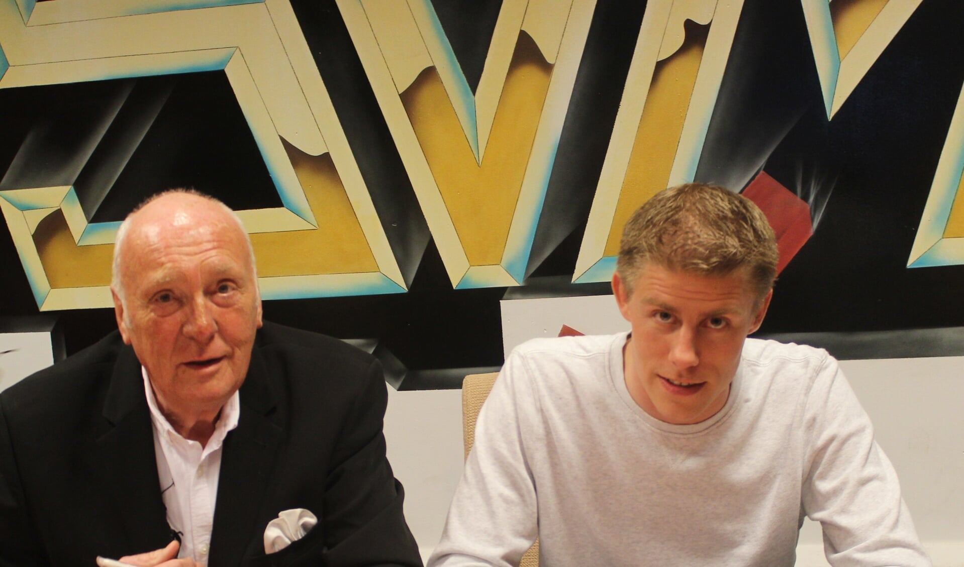  Voorzitter Frans van der Tol en trainer Kevin Ligtermoet tekenen het contract dat de nieuwe trainer voor een jaar aan SVM verbindt.