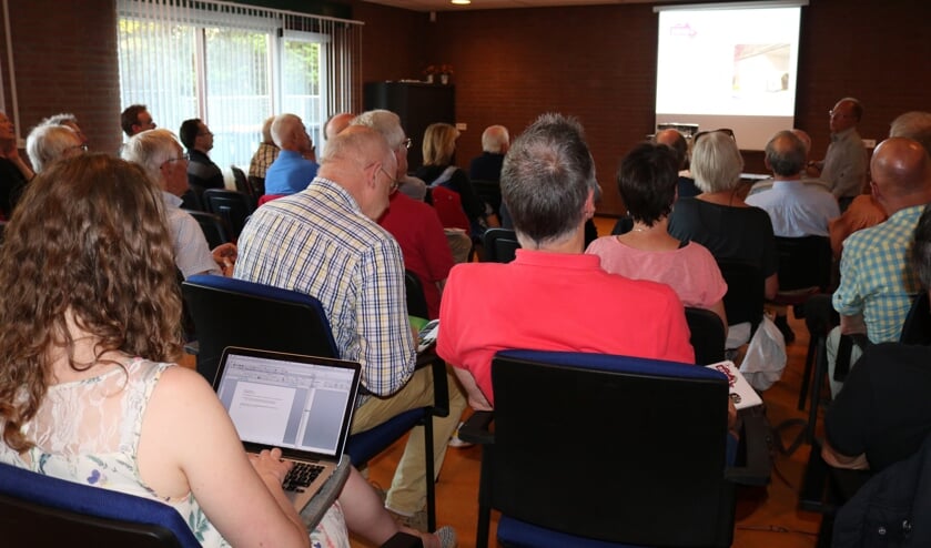 De informatiebijeenkomst over warmtepompen wordt druk bezocht.