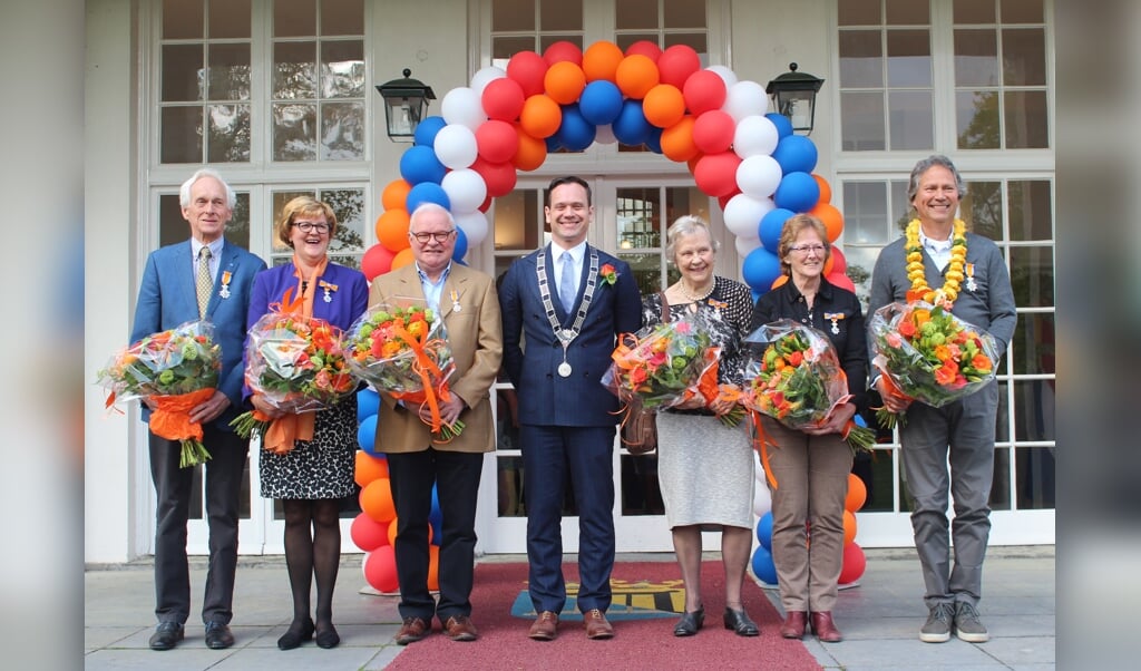 V.l.n.r. de heer Gerritsen, mevrouw Verkroost, de heer Klinkhamer, burgemeester Potters, mevrouw Van Dam-van Voorst, mevrouw Uittenbosch-Dijkstra en de heer Feijtes.