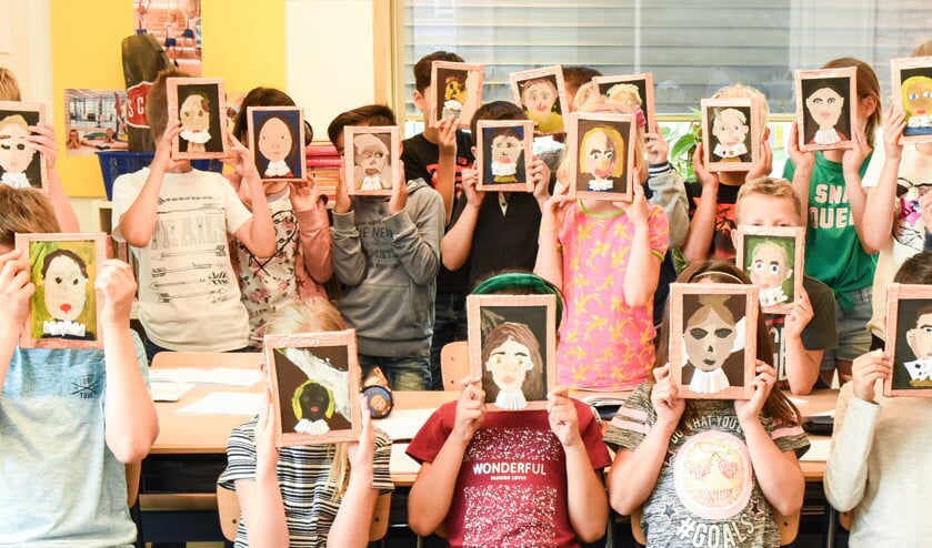 Groep 5 toont hun zelfportretten.