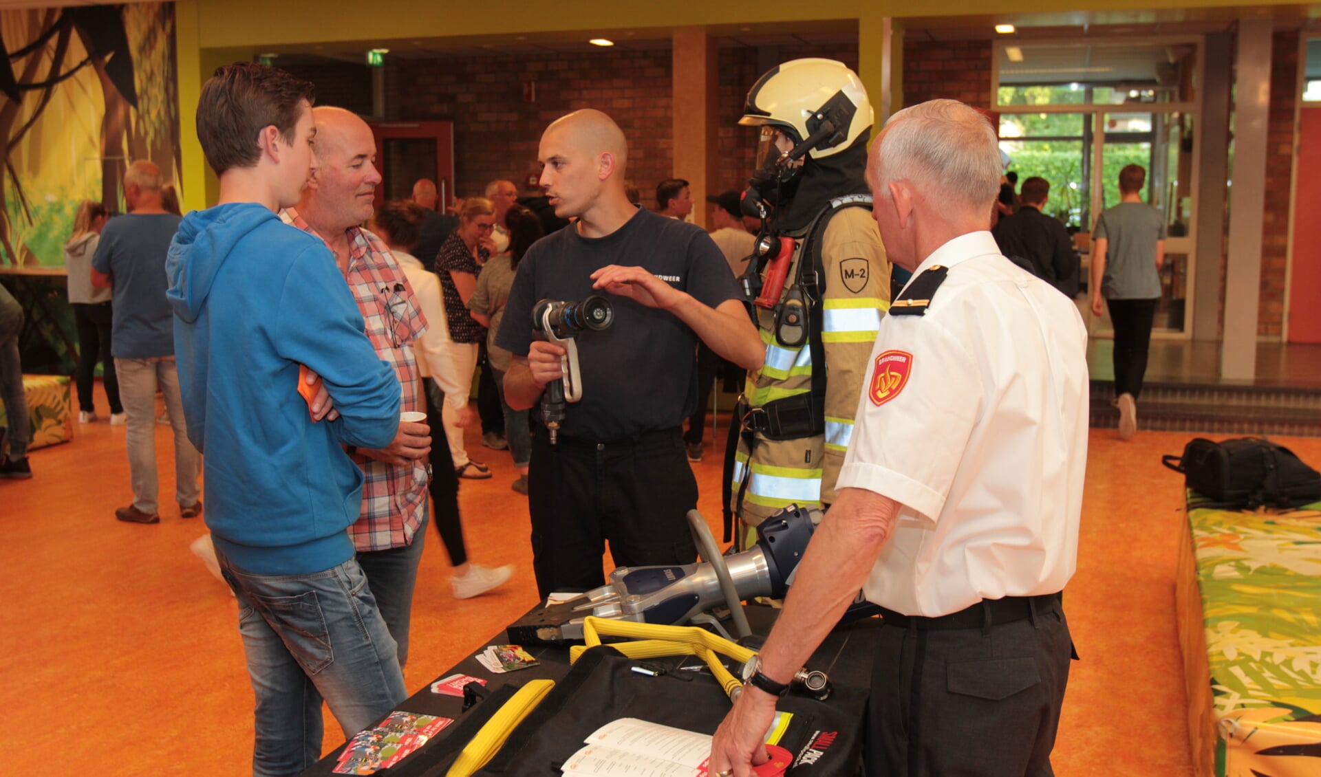 Brandweerlieden (zoon) en (vader) Freek de Graaf (rechts) vertellen alles over de Maartensdijkse brandweer
