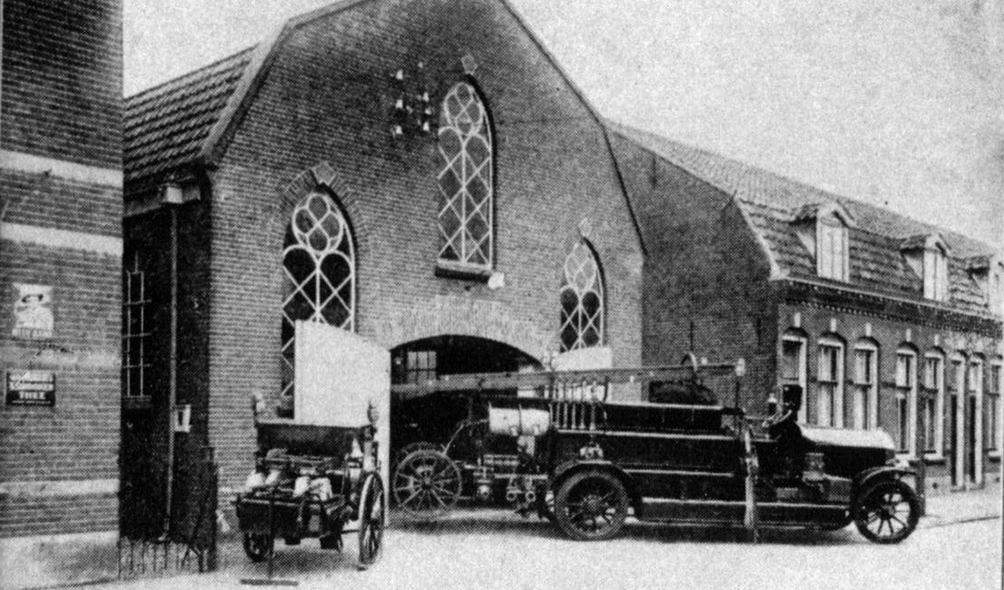 Het tot Brandweerkazerne verbouwde voormalige kerkgebouw, In de voorgevel (aan de Nieuwstraat) zijn nog de oorspronkelijke kerkramen aanwezig en de aanpalende woningen zijn anno 2018 er ook nog. Aan de zuidzijde is de Molenkamp gerealiseerd