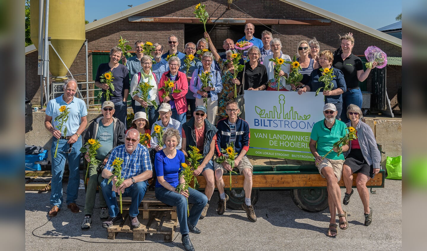 De deelnemers van het eerste Biltstroomproject gaan samen op de foto.