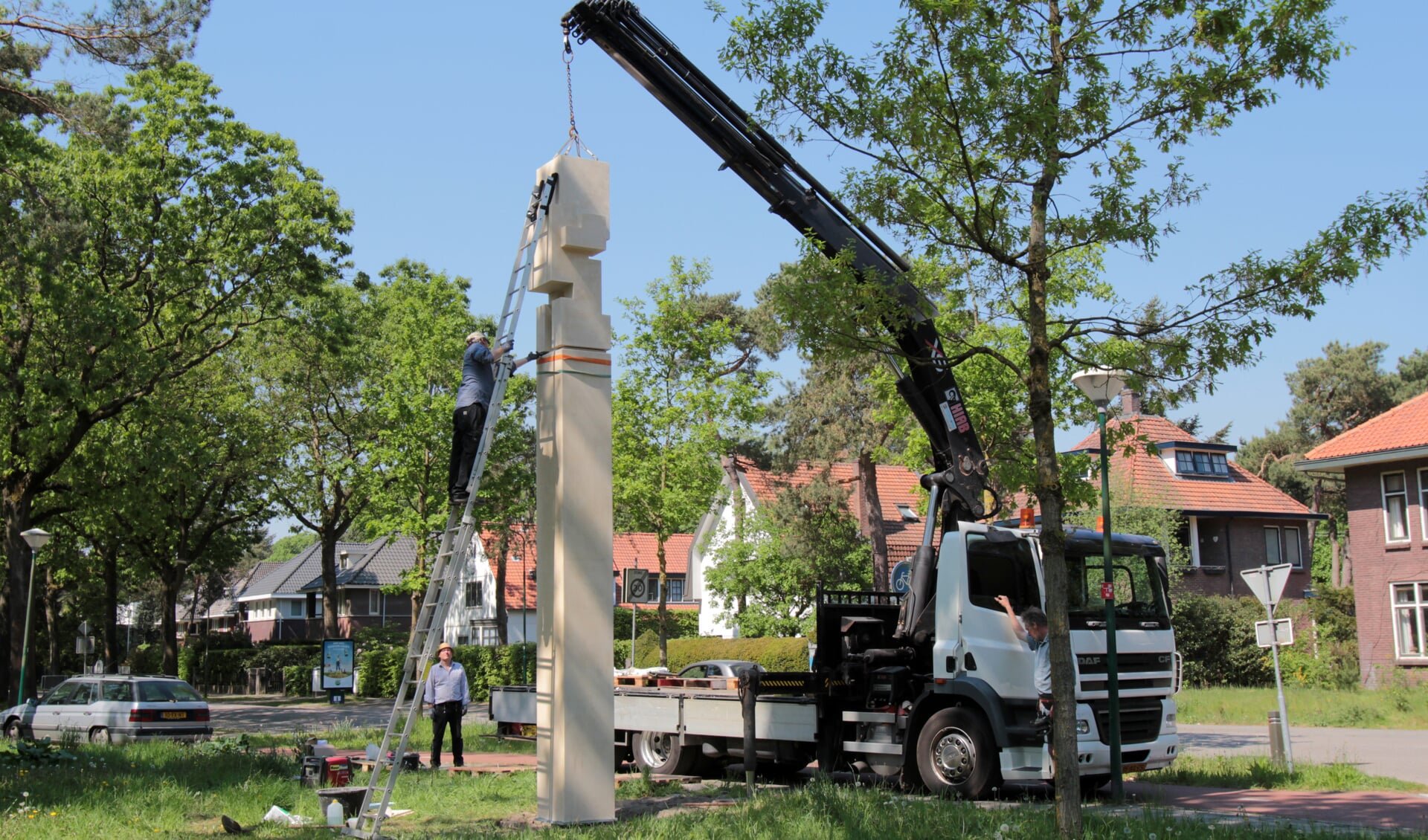 Het kunstwerk werd woensdag 9 mei op de hoek van de Julianalaan en de Paltzerweg geplaatst.