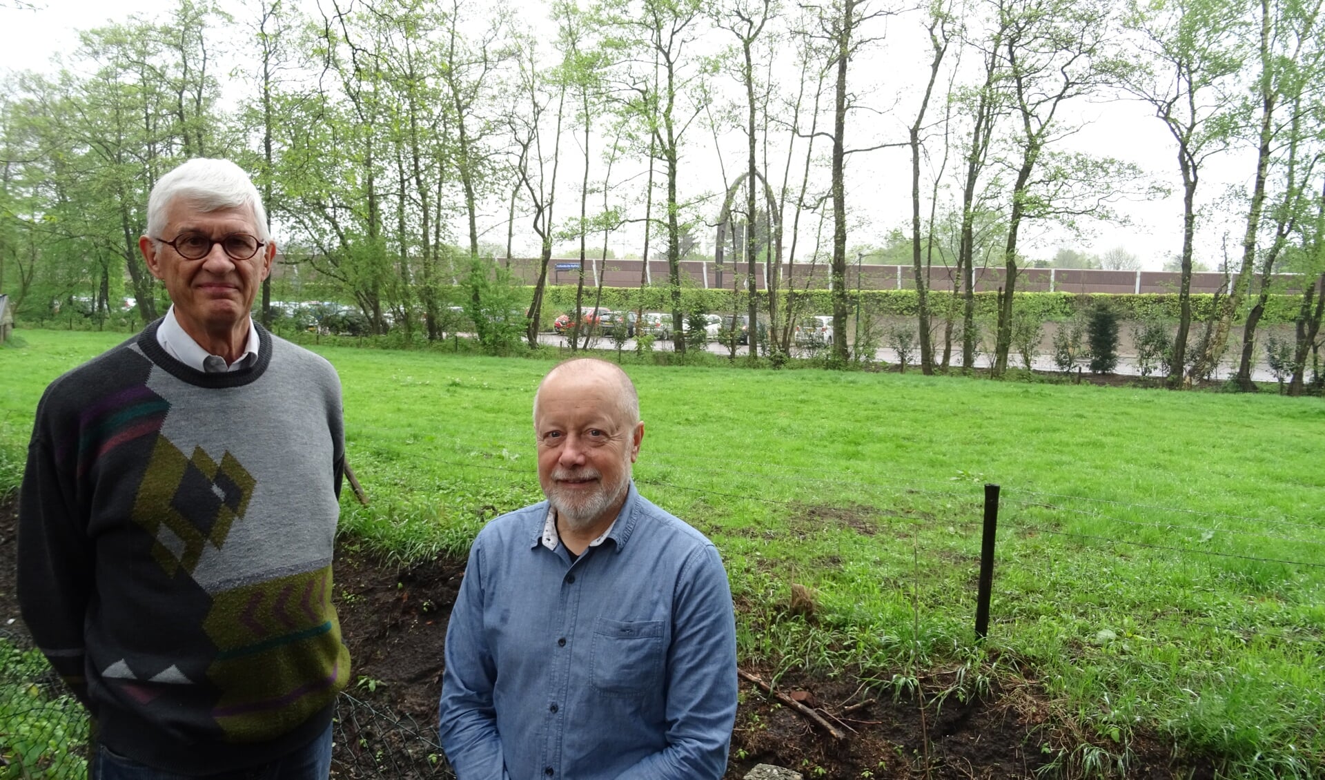 Dick Metsch (l) en Ruud Kreutzer (r) nemen het de NS kwalijk dat zonder onderlinge communicatie de bosstrook is gekapt. Waar voor de kap de parkeerplaats niet zichtbaar was is nu alle privacy verdwenen.