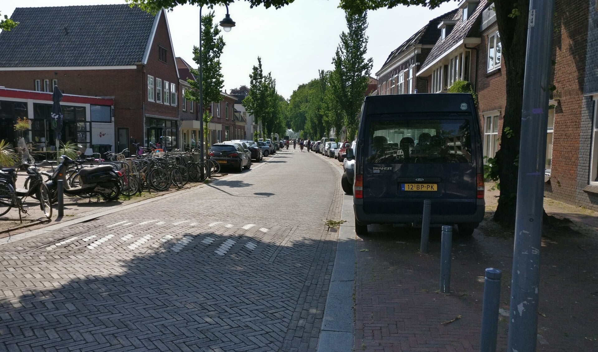 In de straten van Het Oude Dorp in De Bilt geldt straks doordeweeks een blauwe zone. Ook in een zomerse weekeinde zijn (in de Dorpstraat) alle parkeerplaatsen volledig en langdurig bezet. 