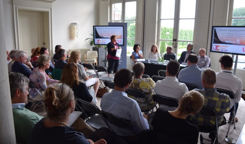 Vertegenwoordigers van diverse bedrijven en maatschappelijke organisaties in discussie met het panel.