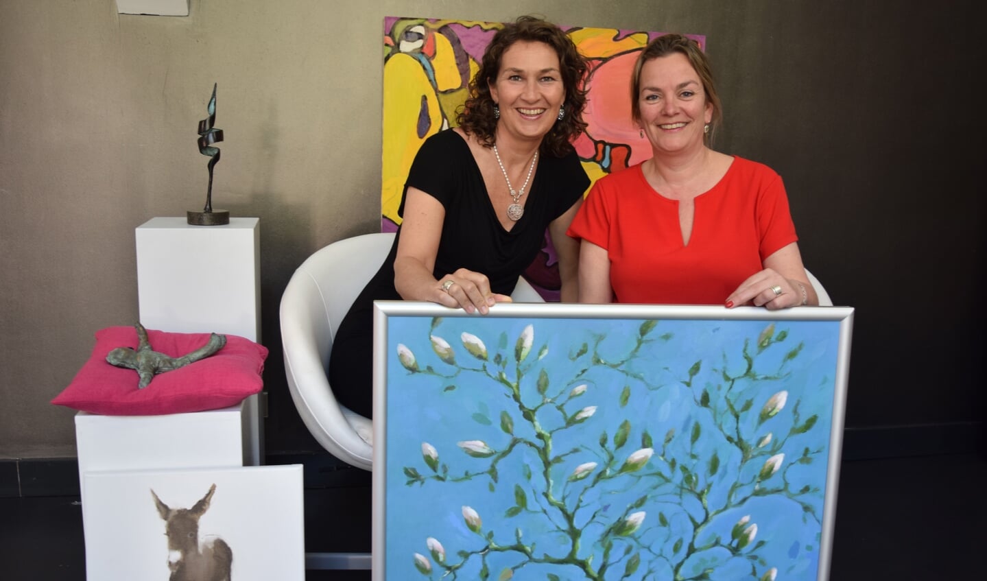 Bestuurslid Madelon Postmus en voorzitter Mirande Waterlaat met enige van de kavels. De opbrengst is voor onderzoek naar ALS.