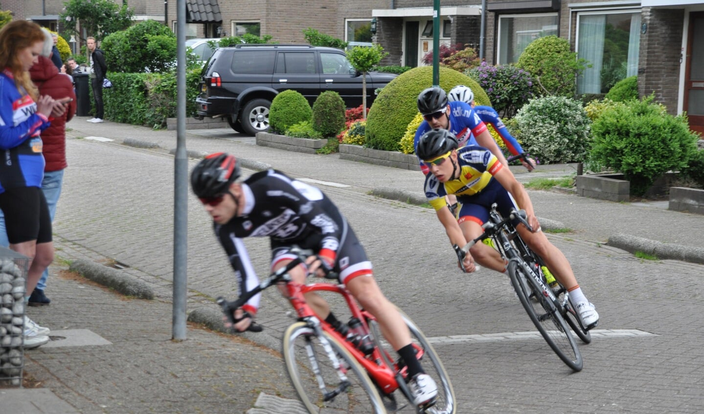 De koplopers bij de amateurs draaien door een van de vele bochten. Op kop Van Plateringen, voor Straatsma en Visser.