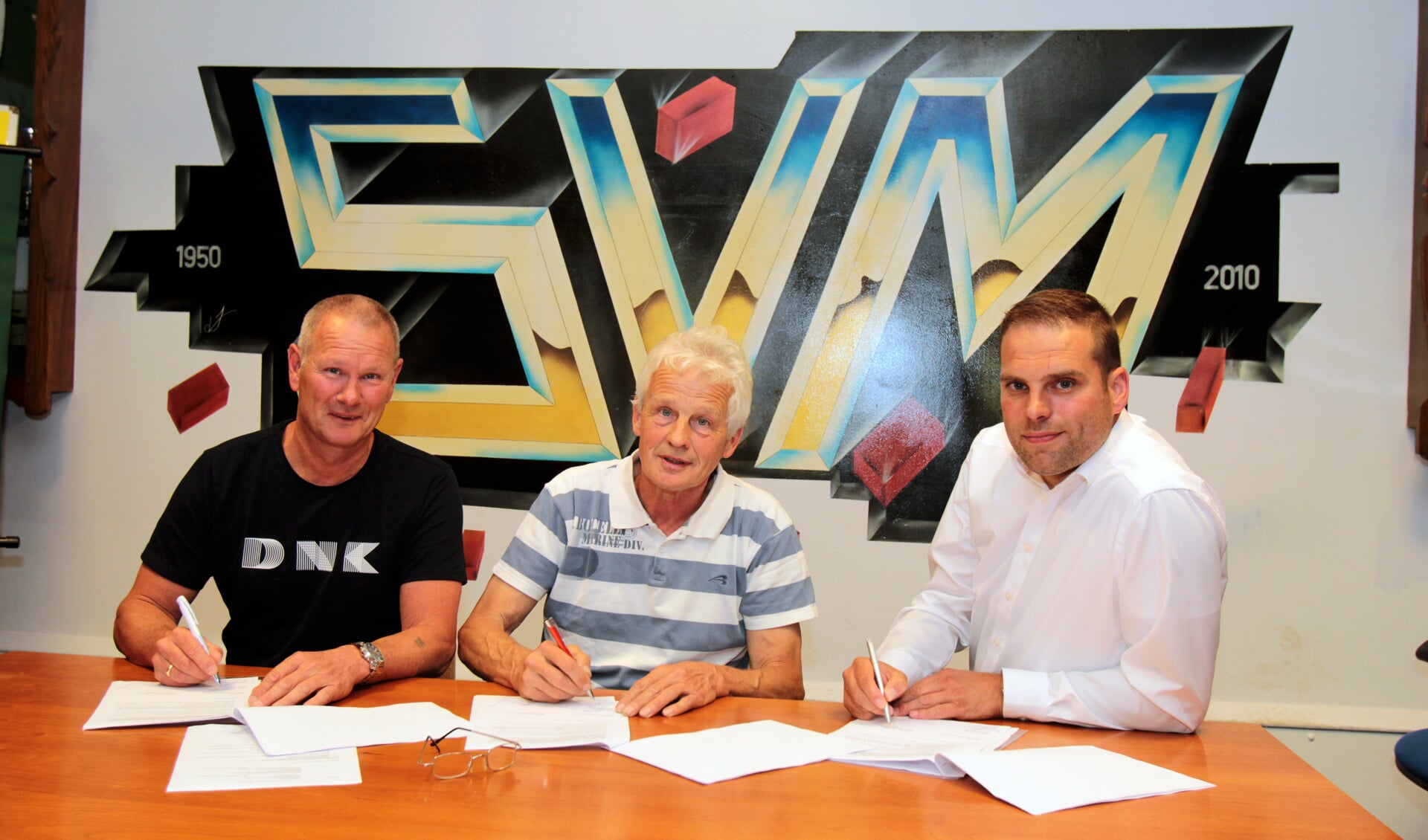 Erik van Dijk (Tempo Tempo Print), Frans Bakker (bestuurslid SVM)  en Raymond Mulder (JAKO) ondertekenen de overeenkomst.