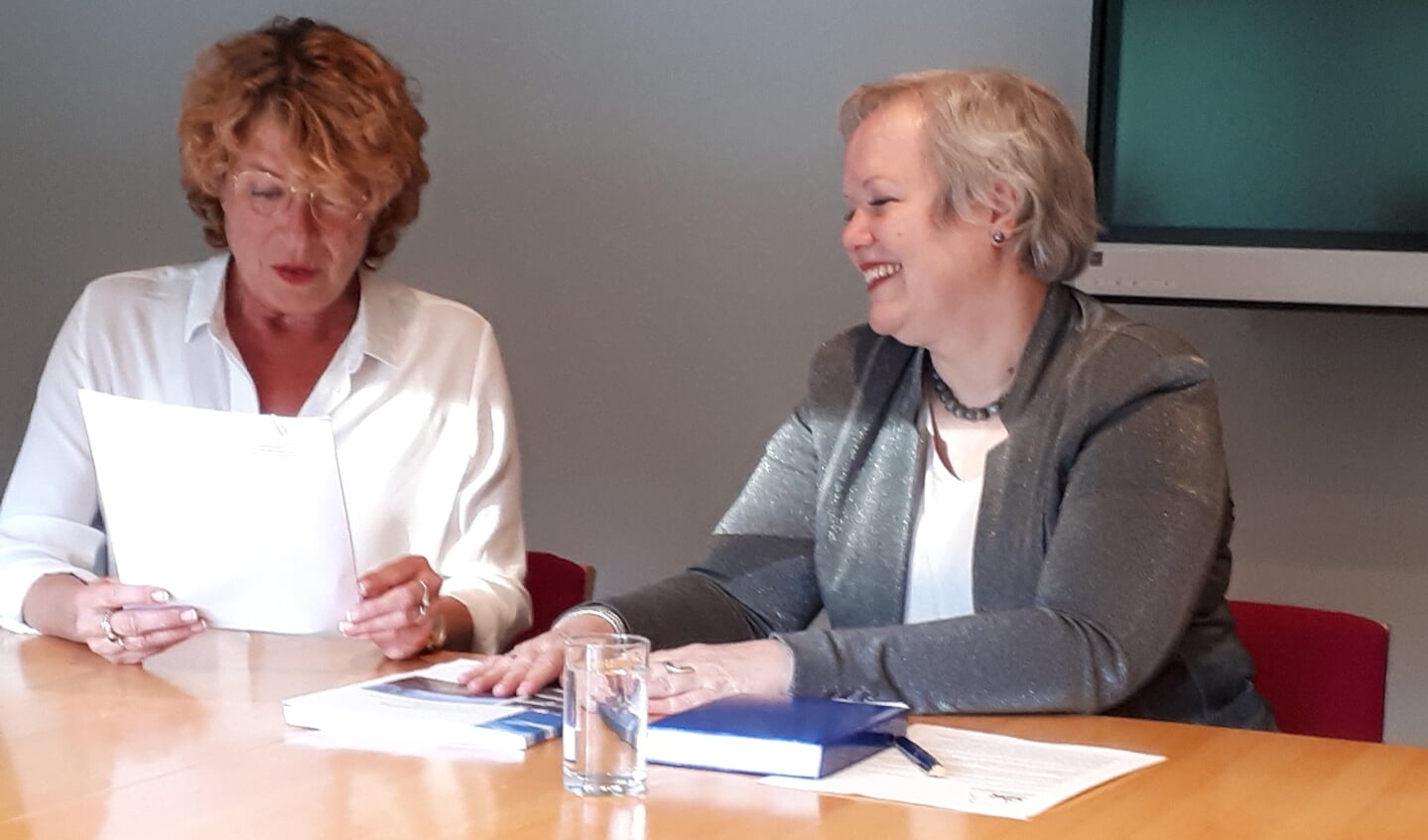 Voorzitter Adviesgroep Marion van der Voort (l) overhandigt Karen Heerschop (GNR) het unanieme advies.