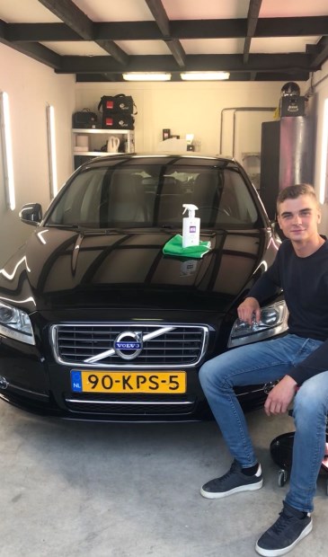 Bastiaan is net klaar met het poetsen van een Volvo