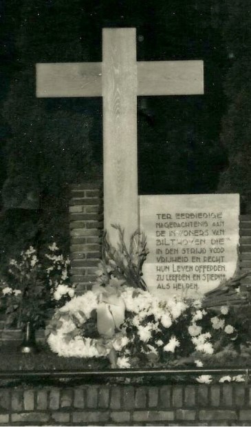 De foto van het monumentje, dat in 1947 heeft gestaan op de hoek Jan Steenlaan/Soestdijkseweg aan de stations-zijde.