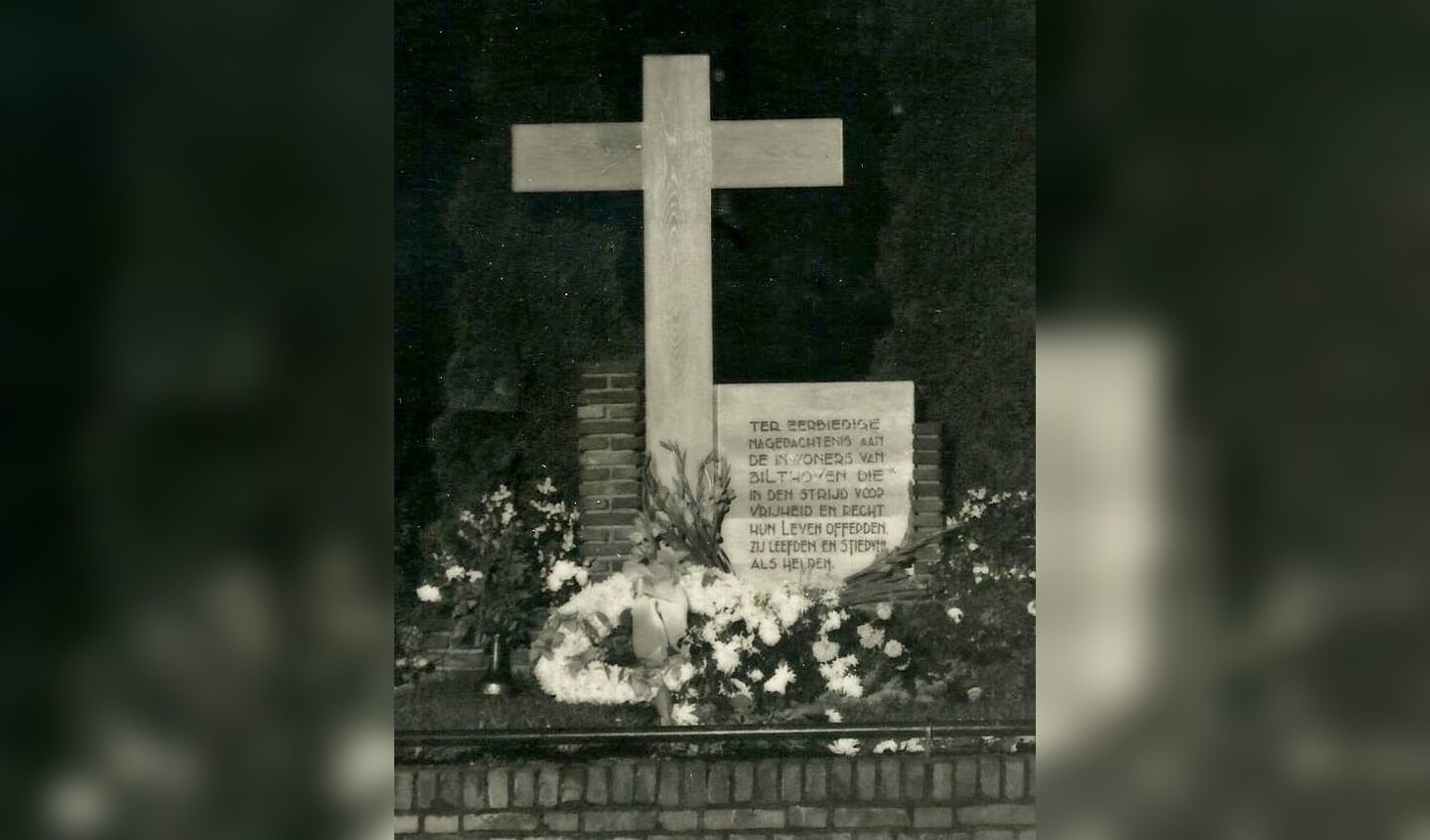 De foto van het monumentje, dat in 1947 heeft gestaan op de hoek Jan Steenlaan/Soestdijkseweg aan de stations-zijde. 
