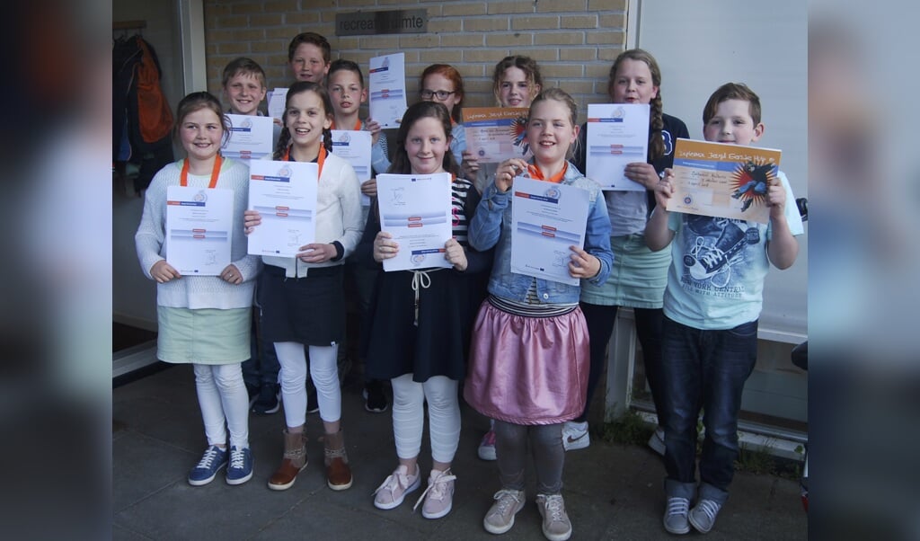 De trotse bezitters van het Jeugd EHBO diploma zijn: Mary-Lynn van Asselt, Gerdine Roest, Marlies van der Vlies, Aron van Essen, Jurrian van den Berg, Femke van Ginkel, Jo - Anne van Ginkel en Emmaline Eits. Super Jeugd EHBO-ers zijn Anne van Renswoude en Nathaniël Aalberts.