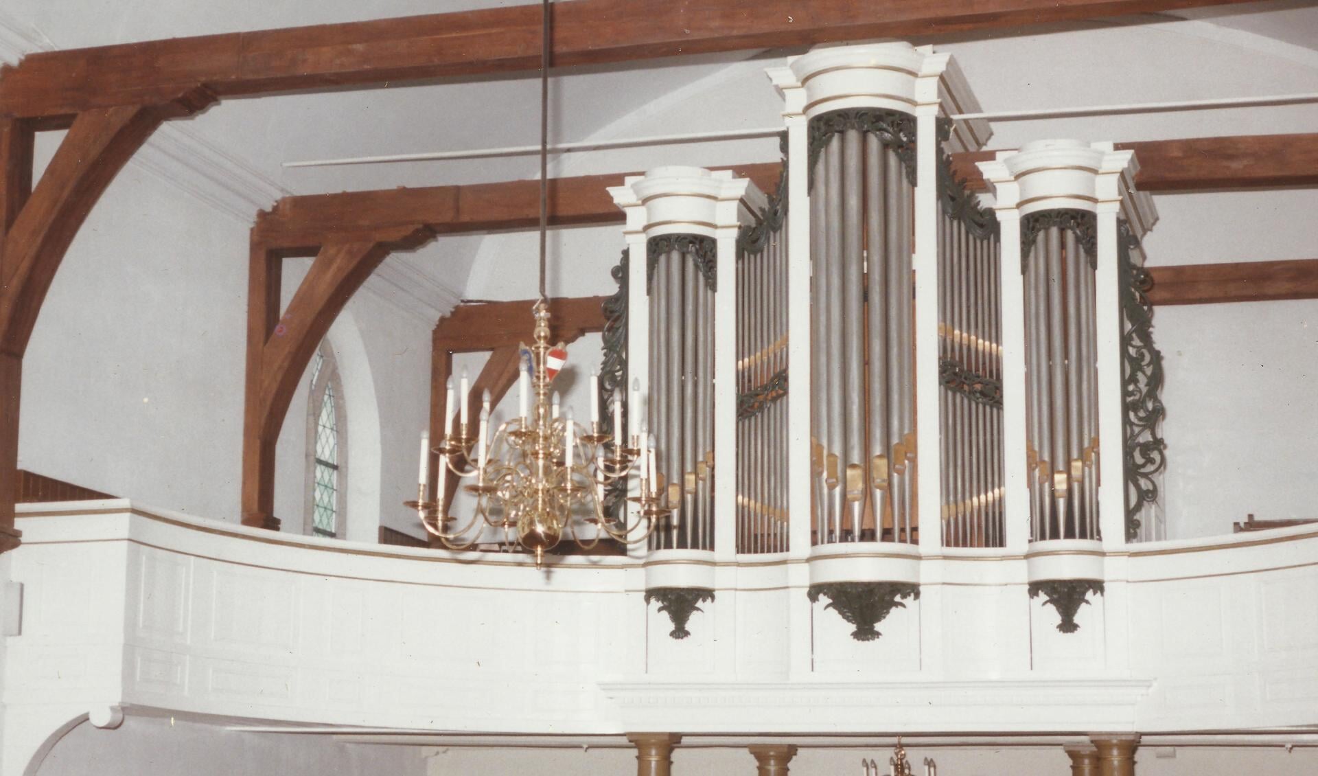 In 1845 werd dit orgel gebouwd; een vijfdelig front met drie ronde torens en licht gebogen horizontaal gedeelde tussenvelden 