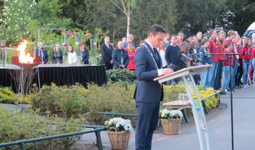 Burgemeester Sjoerd Potters tijdens zijn toespraak..