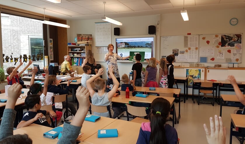 Kinderen van Wereldwijs juichen als ze zien dat hun wensster in vervulling gaat: een jaar lang onderwijs voor een kind in Uganda.
