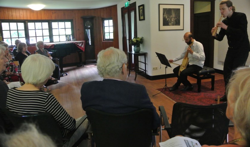 De jonge musici spelen oude muziek met bijzondere overgave.