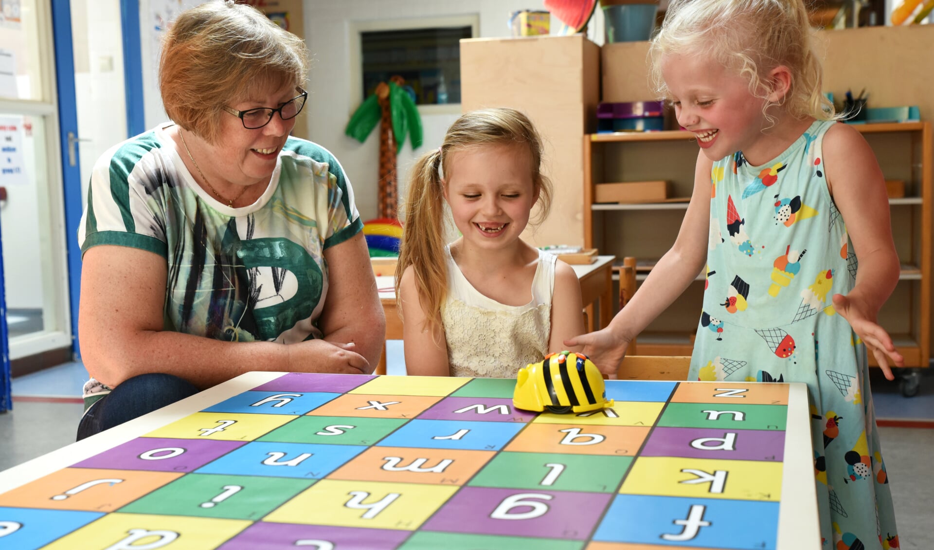 Kinderen leren vanaf groep 1 al spelenderwijs programmeren met de Bee-Bot.