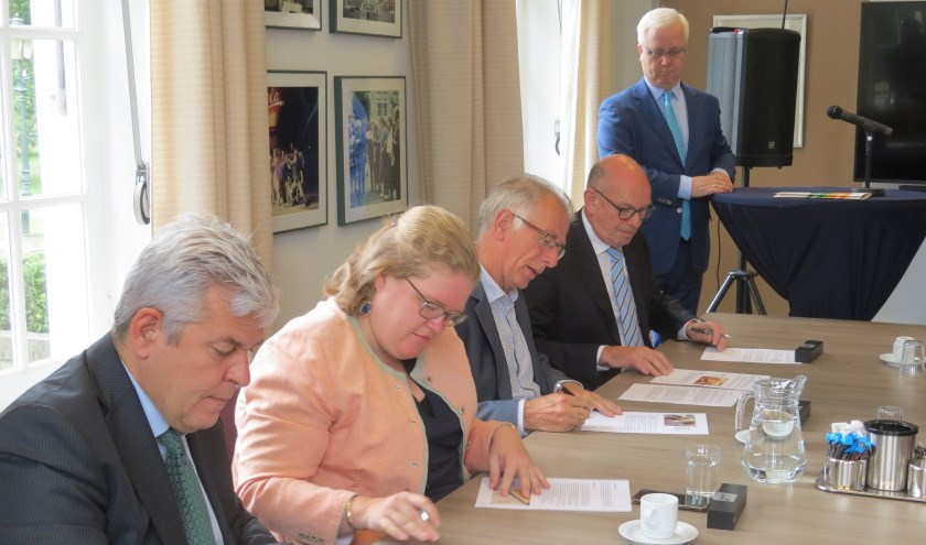 De ondertekening van het akkoord. V.l.n.r. Werner de Groot (CDA), Donja Hoevers (D66), Henk Zandvliet (GroenLinks), Fred van Lemmen (VVD) en formateur Eric Balemans.