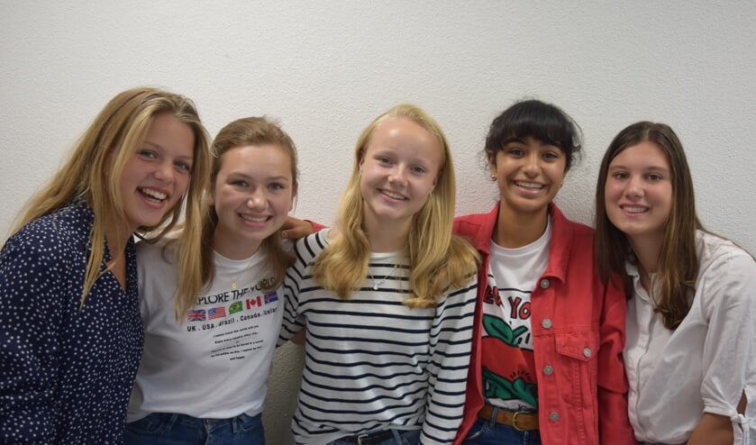 Alle derde klassers van het HNL proberen hun school droog te houden in de toekomst, met v.l.n.r. Feline Mooren, Estèle van de Berg, Emma van de Meer, Bente Benek en Sophie van de Heuvel.