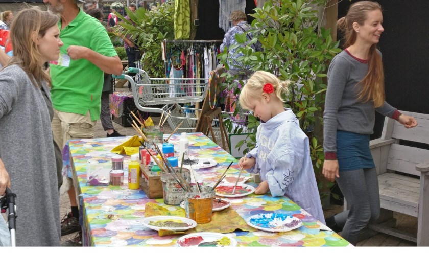 Vaste gast is Henk de Houthakker - een vriendelijke reus - , waar kinderen ook allerlei (houten) artikelen mogen beschilderen.