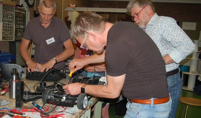 Handige handen aan het werk bij het Repaircafé.