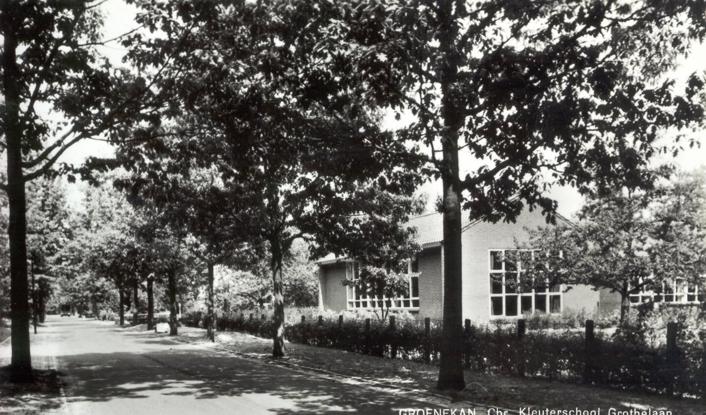 Een foto uit 1964 van de Chr. Kleuterschool aan de Grothelaan. 
