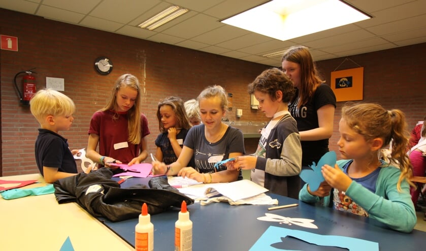 Er is vaak grote belangstelling voor knutselwerk.