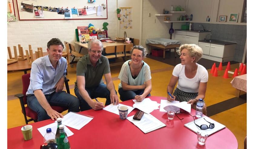 V.l.n.r. ondertekenen Jacob van Goor, Jurjen Witte, Judith Mariën en Annemieke Witte.
