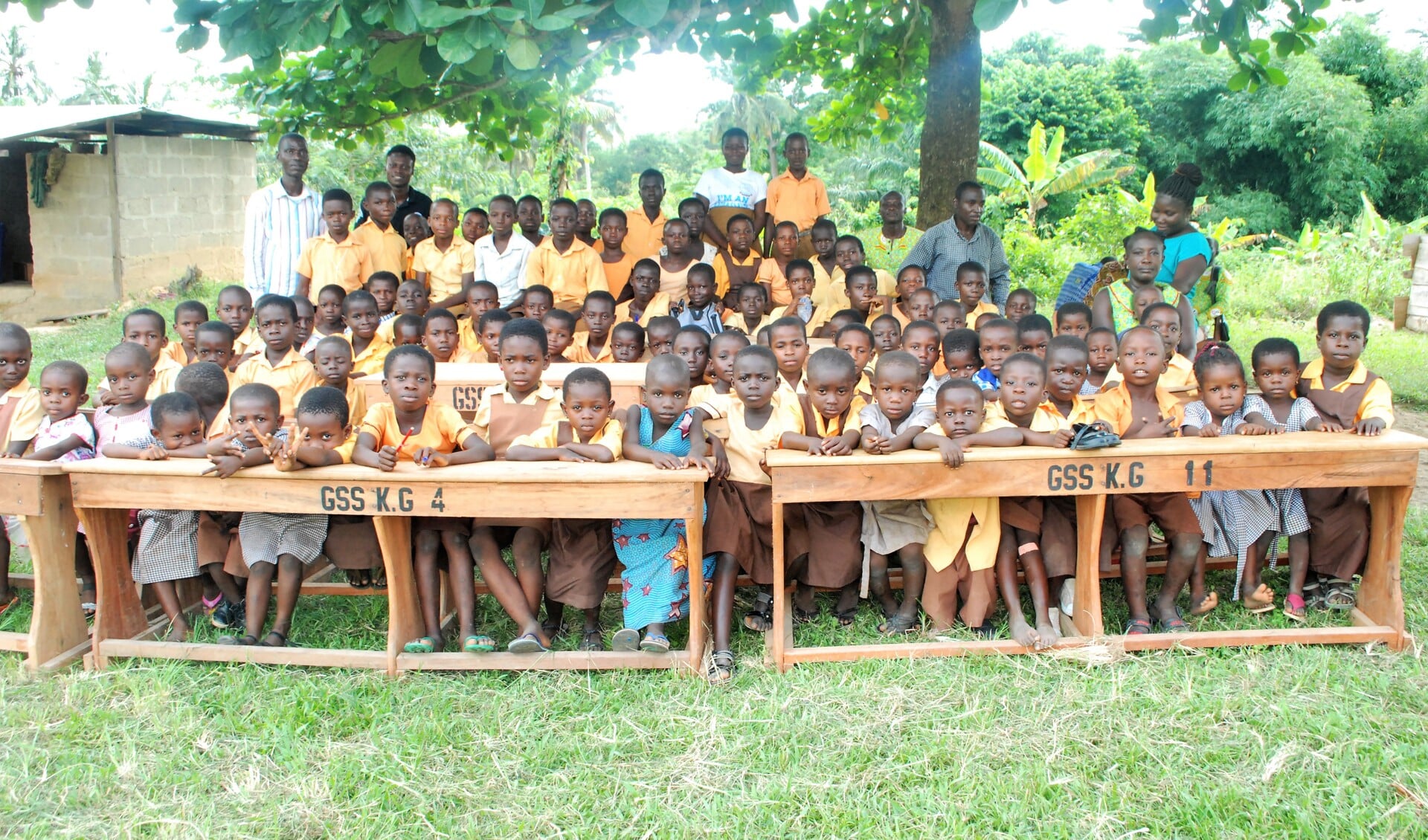 Nieuw meubilair voor de schoolkinderen in Ghana.