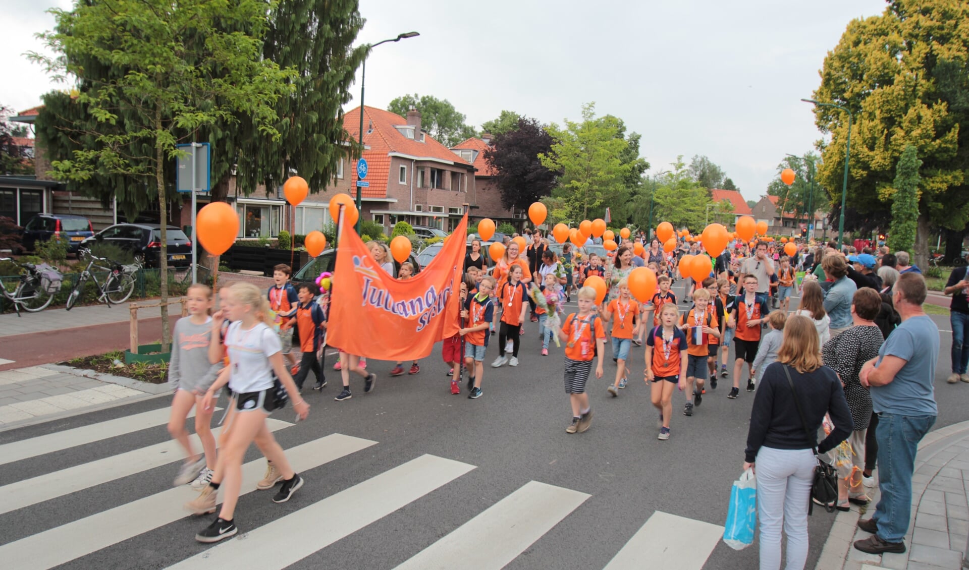 Vrijdag 8 juni was weer de traditionele intocht van de Avondvierdaagse op de Hessenweg in De Bilt. De Julianaschool liep er weer gekleurd bij. 