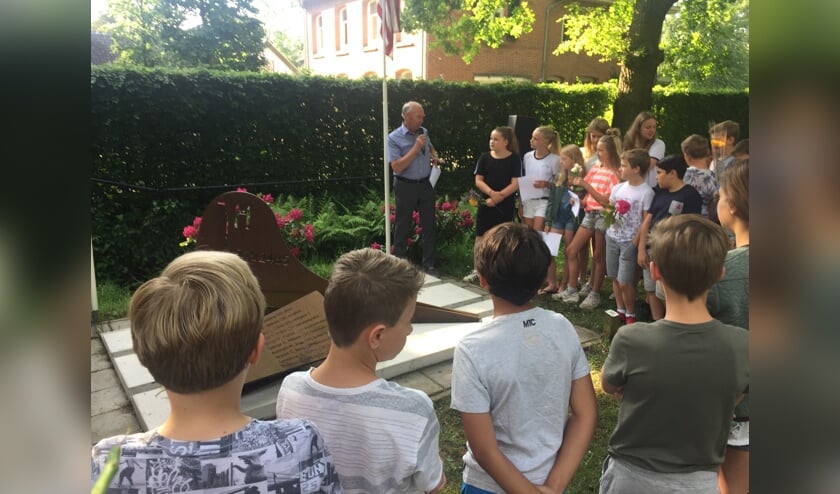 Nijepoort-leerlingen bij het monument.