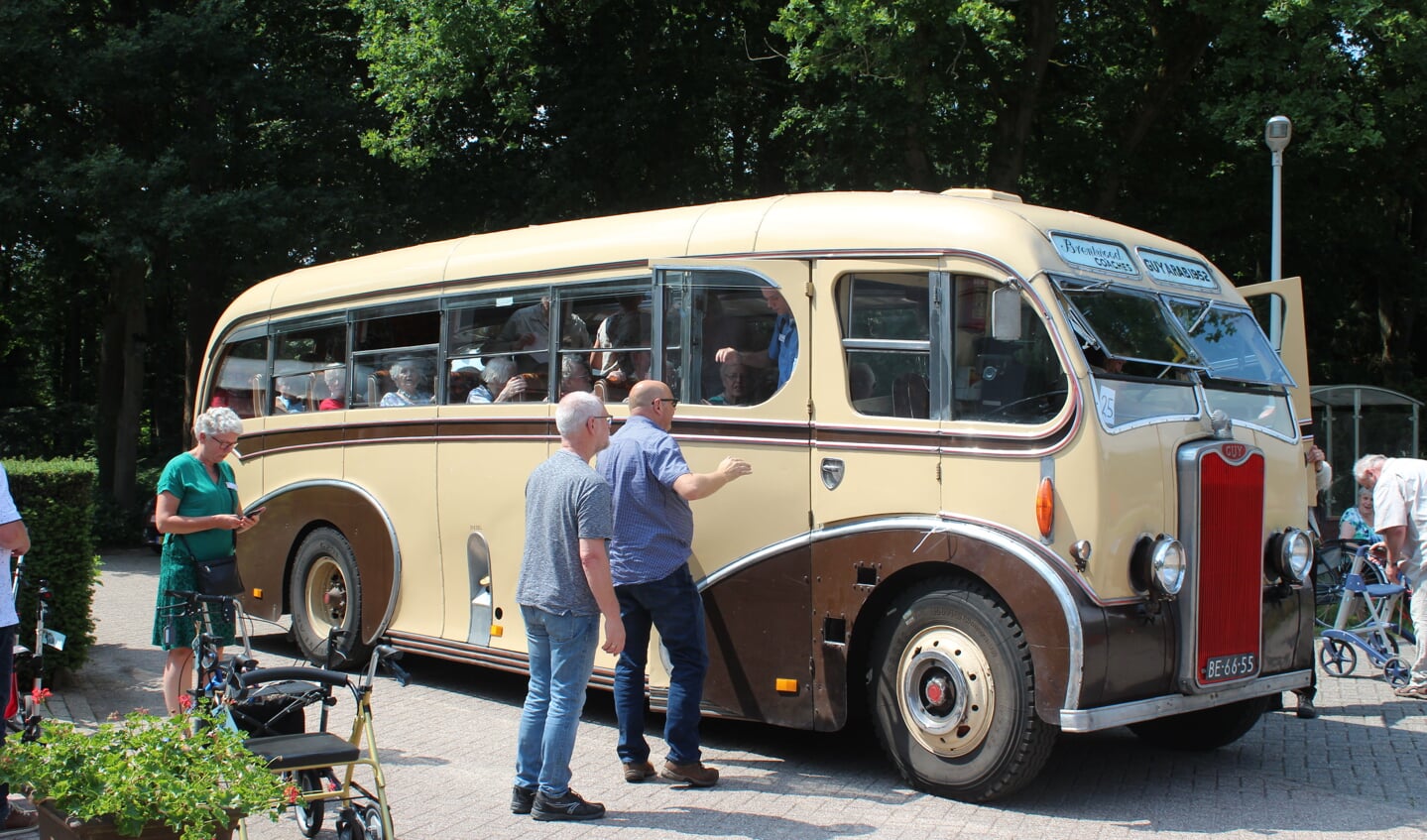 De Oldtimer-bus zorgde voor een deel van het vervoer.