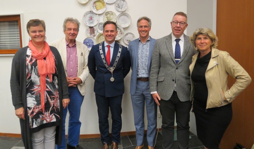 Het college van B en W trad voor het laatst in deze samenstelling op. V.l.n.r. de wethouders Anne Brommersma en Ebbe Rost van Tonningen, burgemeester Sjoerd Potters, wethouder Hans Mieras, gemeentesecretaris Erik Wietses en wethouder Madeleine Bakker.