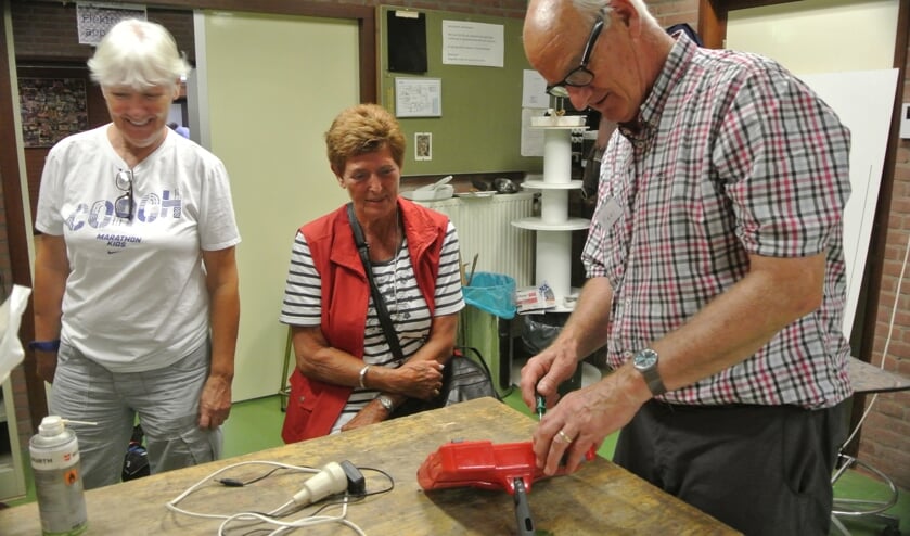 Reparateur Kees Stein uit Bilthoven repareert een rolveger.