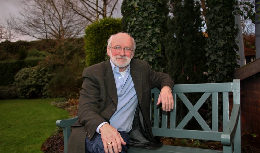 Henk van Gend eind 2014 in zijn rustige (achter-)tuin.