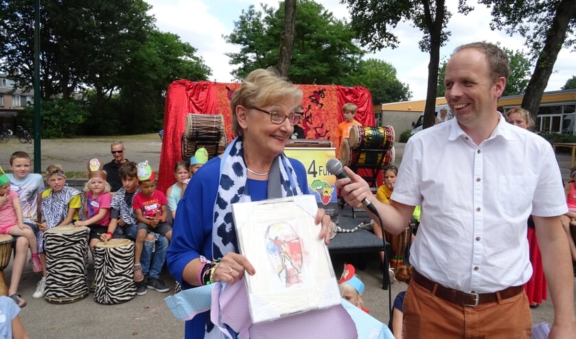 Uit handen van directeur Arjan Dam ontvangt Trijnie de Groot een fraaie litho van Jits Bakker.